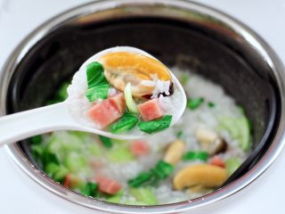 15、青口火腿青菜粥,鲜香味浓郁的青口火腿青菜粥，完美出锅咯。