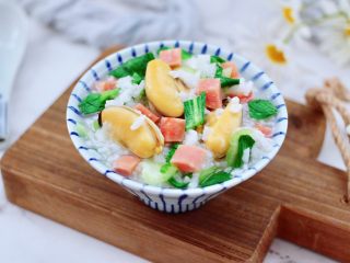 16、青口火腿青菜粥,做法简单又营养丰富，而且色泽美丽，让人欲罢不能。