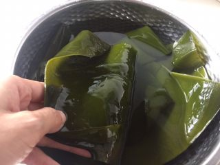 1、筒骨海带汤,盐海带至少提前三小时泡发，上面有一种粘粘的东西，流动水冲洗干净，海带中的盐分泡出来，中途可换几次水。