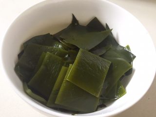2、筒骨海带汤,切成需要的大小，我一般切成方块。