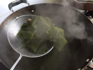 3、筒骨海带汤,锅里水烧开，把海带放进去焯水，大概煮三分钟。