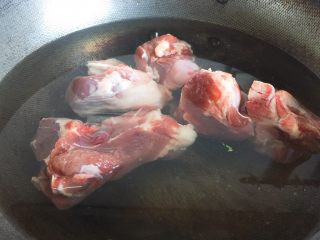 7、筒骨海带汤,锅里放水，大骨头和咸肉入锅里煮沸。