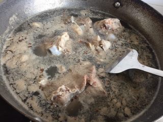 9、筒骨海带汤,大概煮3-5分钟即可关火。肉里的血沫还是很多哈，焯水这一步是必不可少的。