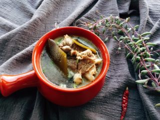 13、筒骨海带汤,关火不要马上揭盖，利用砂锅的余温继续焖煮一刻钟左右，加入盐撒葱花。我儿子都是拿碗直接吃的。