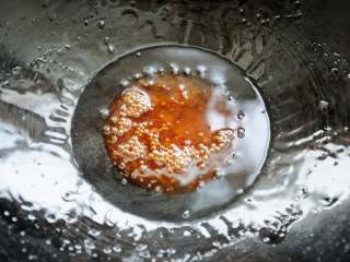 3、红烧鸡翅 家宴上不可缺席的一道美味 红亮诱人的秘诀在于糖色,白糖在炒的过程中会经历三个阶段，拔丝-嫩汁-糖色，糖融化后颜色由白逐渐转淡黄色，这个时候是拔丝状态，继而开始冒黄色大泡，颜色呈金黄，这是嫩汁状态，继续加热就会焦化变成枣红色。