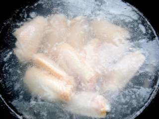 5、红烧鸡翅 家宴上不可缺席的一道美味 红亮诱人的秘诀在于糖色,鸡翅凉水下锅，焯下水，去除下鸡翅中的血沫和其它杂质，同时也可以去去腥。