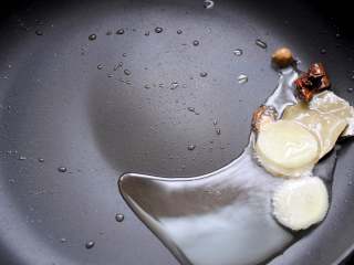 8、红烧鸡翅 家宴上不可缺席的一道美味 红亮诱人的秘诀在于糖色,锅内放两勺油，下八角、桂皮和香叶、姜片炒出香味。