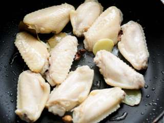 9、红烧鸡翅 家宴上不可缺席的一道美味 红亮诱人的秘诀在于糖色,放入鸡翅翻炒几下。