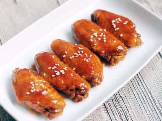 12、红烧鸡翅 家宴上不可缺席的一道美味 红亮诱人的秘诀在于糖色,收汁后装盘，撒上少许白芝麻做点缀，这道家常美味红烧鸡翅就做好了，是不是红亮诱人？