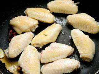 10、红烧鸡翅 家宴上不可缺席的一道美味 红亮诱人的秘诀在于糖色,用中小火把鸡翅煎到两面金黄。