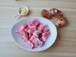 1、芋头炖排骨,新鲜的毛芋跟排骨一起炖汤。