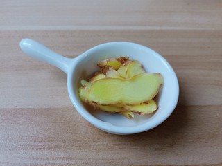 2、芋头炖排骨,生姜切成薄片。