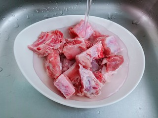 3、芋头炖排骨,排骨用清水泡起血丝。