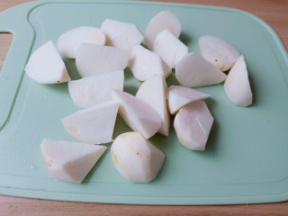 5、芋头炖排骨,然后再切成滚刀块。