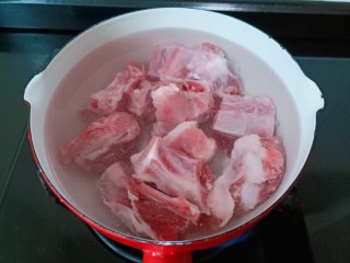 6、芋头炖排骨,把排骨放入锅里,加入适量的清水没过排骨。