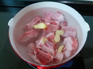 8、芋头炖排骨,开大火焯水。