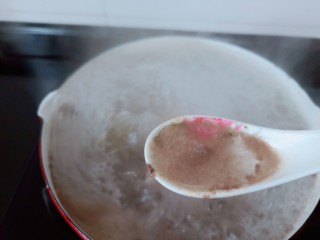 9、芋头炖排骨,焯水时撇去上面的沫子。