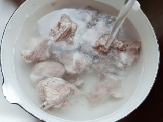 11、芋头炖排骨,焯水过后的排骨用清水冲洗一下。