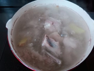 10、芋头炖排骨,继续焯水一分钟。