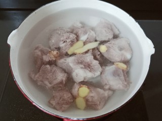 12、芋头炖排骨,把排骨,生姜都放入锅里,加清水。