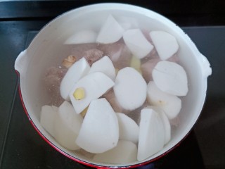 13、芋头炖排骨,再加入毛芋开大火炖煮。