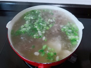 15、芋头炖排骨,出锅前撒点葱花。