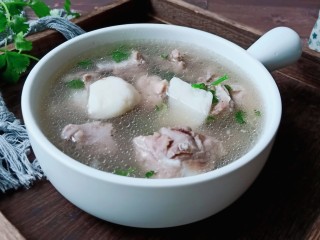 16、芋头炖排骨,毛头炖排骨是一道家常菜肴,虽然做法简单,但是营养丰富!