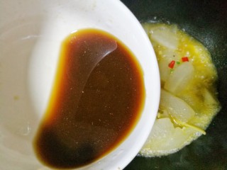 9、红烧冬瓜,倒入调好的料汁。