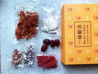 1、虫草花排骨汤,首先我们准备好中药材（我用的是已经配好了的汤料包，你也可以自己搭配）