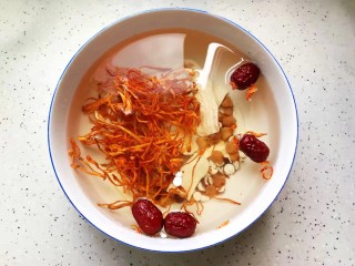 2、虫草花排骨汤,将除枸杞外的中药材浸泡至软