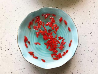 3、虫草花排骨汤,枸杞不用泡太久，一般十几分钟就够了，所以分开浸泡