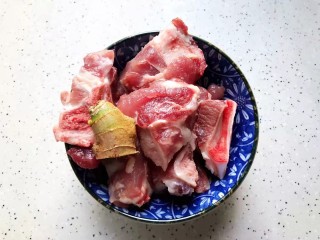 4、虫草花排骨汤,准备好排骨和生姜