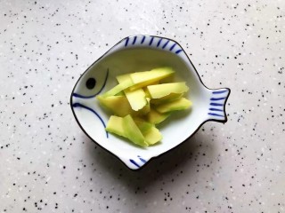 5、虫草花排骨汤,生姜去皮洗净之后切成薄片