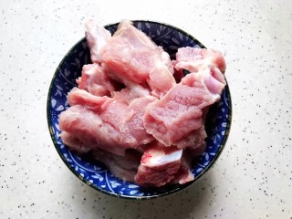 6、虫草花排骨汤,排骨洗净剁成小块
