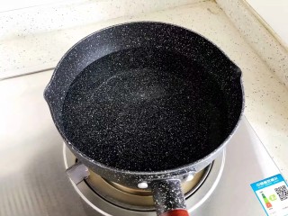 7、虫草花排骨汤,锅内煮适量清水