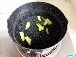 8、虫草花排骨汤,水开后放入一半姜片