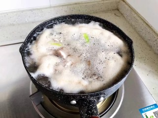 11、虫草花排骨汤,大火煮7.8分钟