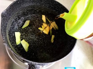 9、虫草花排骨汤,并加入适量料酒