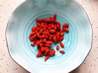 12、虫草花排骨汤,枸杞泡到这样子就差不多了~控干水分