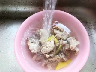 14、虫草花排骨汤,煮好的排骨用流动水冲洗掉表面的浮沫