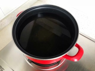 16、虫草花排骨汤,取汤锅入适量清水，搁置炉火上