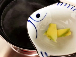 17、虫草花排骨汤,大火烧开水之后放入其余的姜片