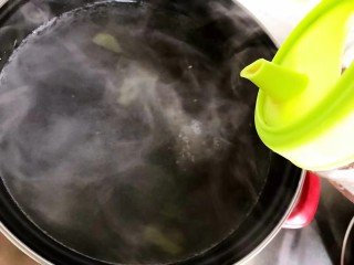 18、虫草花排骨汤,并加少许料酒