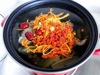 20、虫草花排骨汤,加入所有中药材