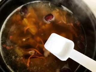 23、虫草花排骨汤,加一小勺细盐，搅拌均匀，即可