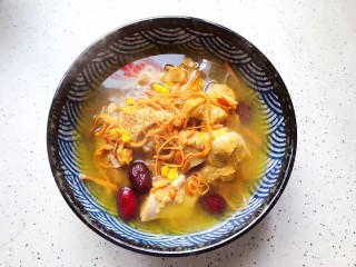 24、虫草花排骨汤,装碗