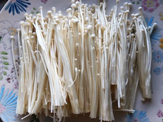 2、金针菇豆腐,金针菇洗干净分成开