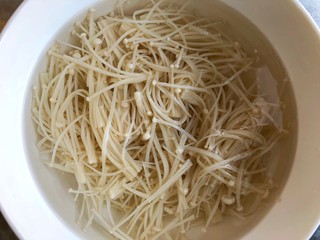 7、金针菇豆腐,过凉水，捞出沥干备用。