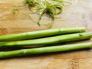 6、芦笋紫菜汤,芦笋洗净去掉根部削掉老皮