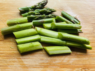 7、芦笋紫菜汤,切小段